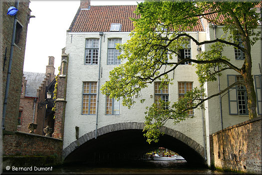 Brugge : house spanning the canal
