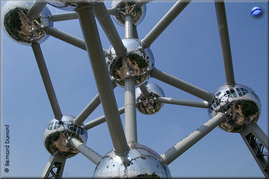 Brussels : the Atomium (9 spheres with 18 m in diameter)