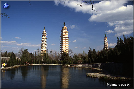 Dàli, les 3 pagodes (San Ta Si, 9ème siècle, 70 m et 42 m de haut)