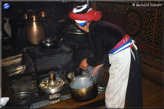 Préparation d'une "fondue tibétaine"