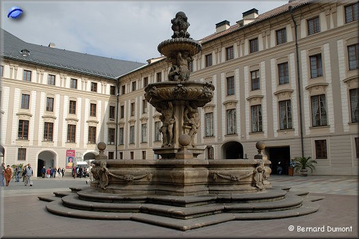 Prague : fountain in the second courtyard of Prague Castle (Prazský hrad)
