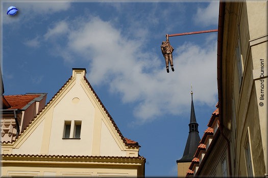 Prague : "Man hanging out" by David Cerný, in the Old Town