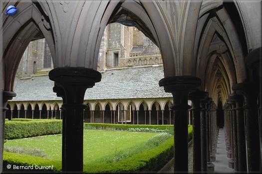 Mont-Saint-Michel : colonnades of the cloister of the abbey