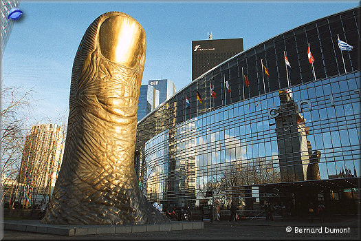 Paris La Défense, Cesar's thumb and CNIT building