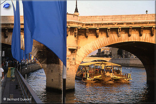 Paris-plage, Pont-Neuf and river boat on the Seine