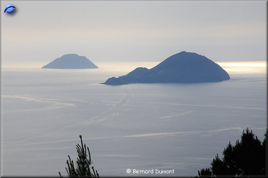 Vue sur les îles de Filicudi et Alicudi (à l'arrière-plan) depuis Salina