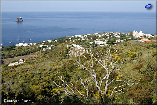 Stromboli : vue sur l'îlet de Strombolicchio et San Vincenzo