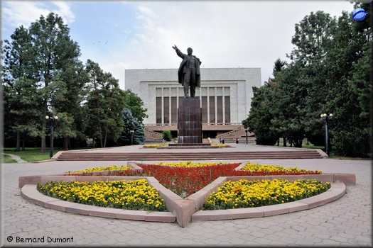 Bishkek, statue of Lenin behind the National Historical Museum