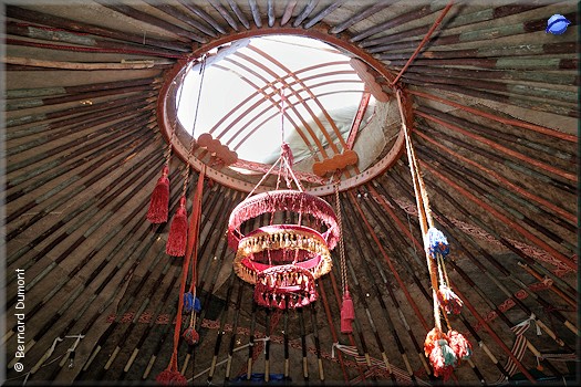 Inside a yurt : the crown (tündük in Kyrgyz)