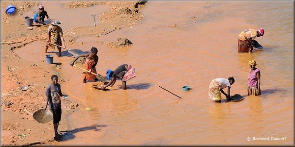 Gold panning in Faraony River