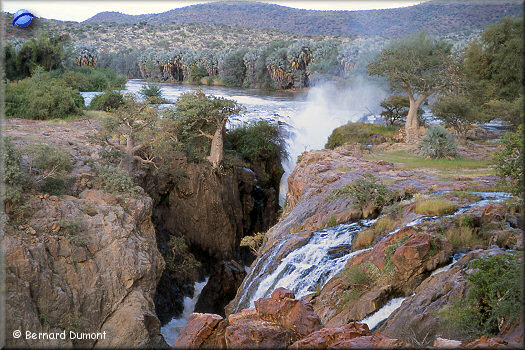Epupa falls (Angola on the left side, Namibia on the right side)