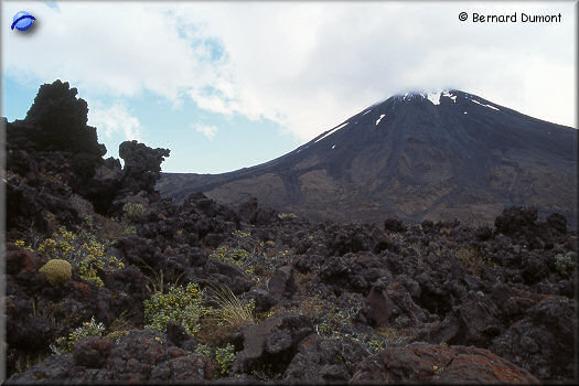 Tongariro park, lava around volcano Ngauruhoe (2291 m)