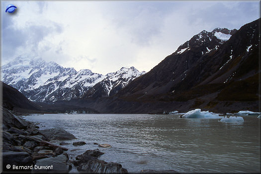 Lake Hooker, at the foot of Mount Cook