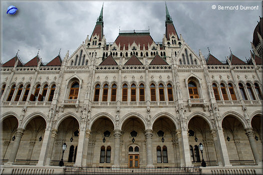 Budapest : the main façade of the Parliament