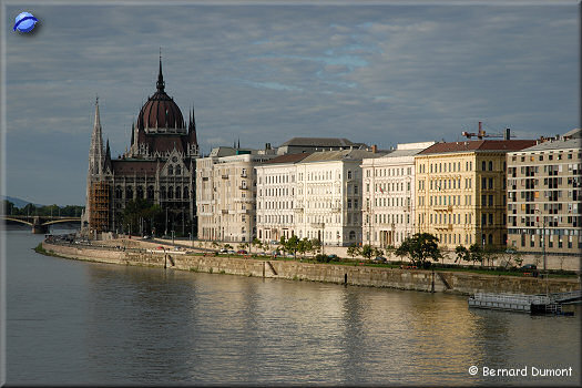 Budapest : the left bank of river Danube (on the left : the Parliament dome)