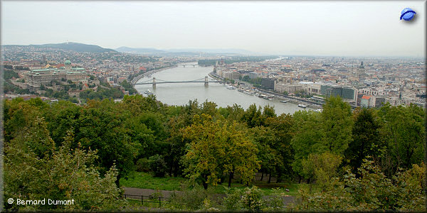 Budapest : the river Danube (Duna) between Buda (on the left) and Pest (on the right)