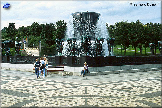 Oslo, Frogner park, fountain (the life cycle)