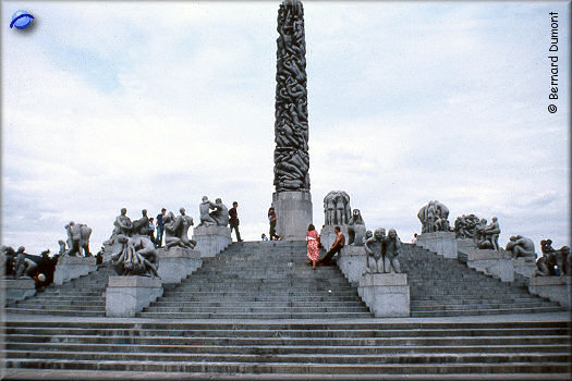 Oslo, Frogner park, entangled bodies