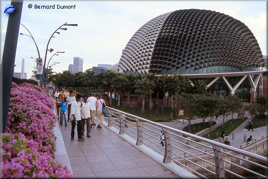 Singapour : au fond, l'opéra