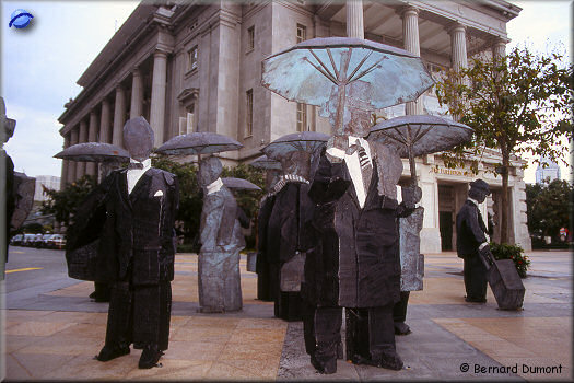Singapour : voyageurs pétrifiés sous la pluie