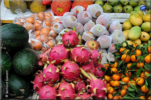 Fruits of the market (at the centre : pitayas, aka dragon fruits)