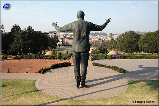 Pretoria, statue of Nelson Mandela in front of Union Buildings